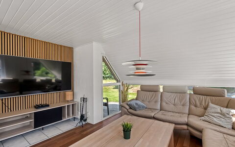 Eufemia - 2.8Km from the Sea: Diseño De Interiores, Madera, Techo, Piso, Lámpara, Encendiendo, Suelo, Suelos De Madera, Sala, Electrodoméstico