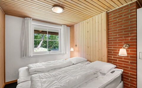 Eufemia - 2.8Km from the Sea: Pared, Madera, Diseño De Interiores, Techo, Habitación, Cama, Sábana, Lecho, Casa, Habitación
