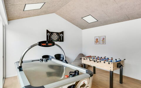 Huldrik - 900M from the Sea: Mueble, Diseño De Interiores, Piso, Suelo, Mesa, Madera, Techo, Silla, Habitación, Sofá