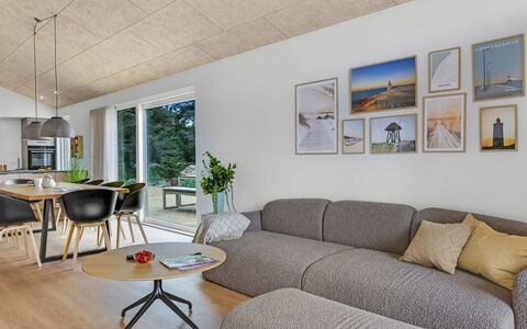Huldrik - 900M from the Sea: Techo, Diseño De Interiores, Piso, Suelo, Mueble, Habitación, Suelos De Madera, Sala, Lámpara, Sofá