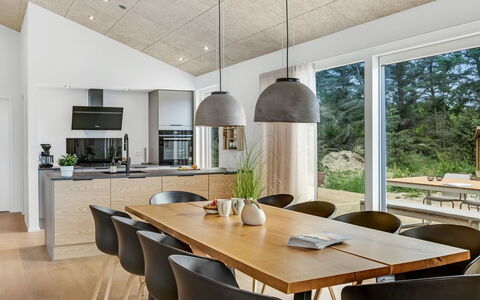 Huldrik - 900M from the Sea: Diseño De Interiores, Piso, Mueble, Madera, Suelo, Lámpara, Techo, Cocina Y Comedor Mesa, Silla, Comedor