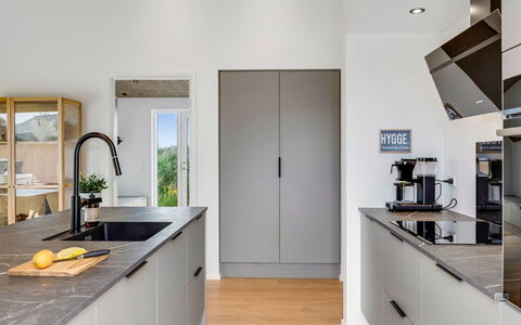 Huldrik - 900M from the Sea: Cocina, Aparato De Cocina, Mostrador, Diseño De Interiores, Piso, Gabinetes, Mueble, Electrodoméstico, Electrodoméstico, Madera