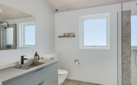Huldrik - 900M from the Sea: Pared, Arreglo De Tubería, Piso, Techo, Suelo, Baño, Diseño De Interiores, Plomería, Grifo, Mueble De Baño