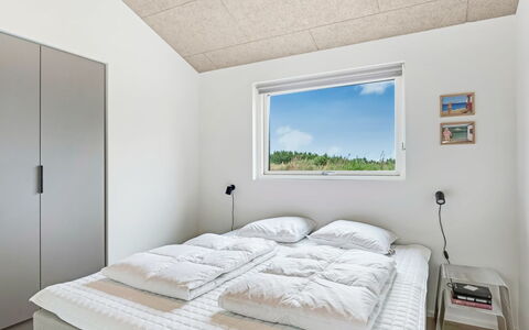 Huldrik - 900M from the Sea: Techo, Habitación, La Luz Del Día, Cama, Lecho, Marco De La Cama, Lámpara, Sábana, Almohada, Yeso