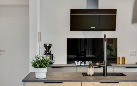 Huldrik - 900M from the Sea: Mostrador, Cocina, Aparato De Cocina, Gabinetes, Diseño De Interiores, Mueble, Piso, Electrodoméstico, Madera, Electrodoméstico