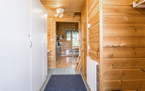 Lähikaltio 317, As. Karpalo: Madera, Piso, Suelo, Casa, Puerta, Manchas De Madera, Techo, Habitación, Madera Dura, Cuarto De Troncos