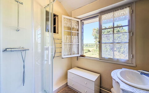 Le Kerguero: Mueble, Diseño De Interiores, Piso, Suelo, Mesa, Madera, Techo, Silla, Habitación, Sofá