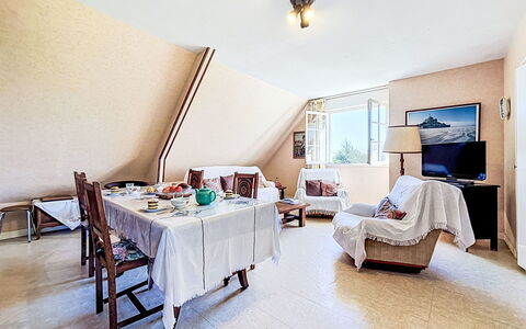 Le Kerguero: Mueble, Diseño De Interiores, Piso, Suelo, Mesa, Madera, Techo, Silla, Habitación, Sofá