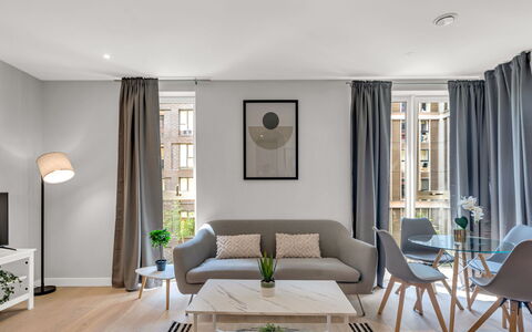 Elephant & Castle: Mueble, Diseño De Interiores, Piso, Suelo, Mesa, Madera, Techo, Silla, Habitación, Sofá