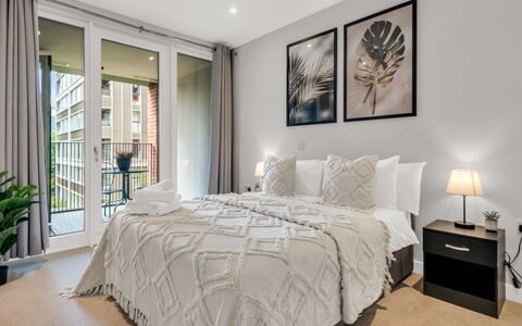 Elephant & Castle: Mueble, Diseño De Interiores, Piso, Suelo, Mesa, Madera, Techo, Silla, Habitación, Sofá