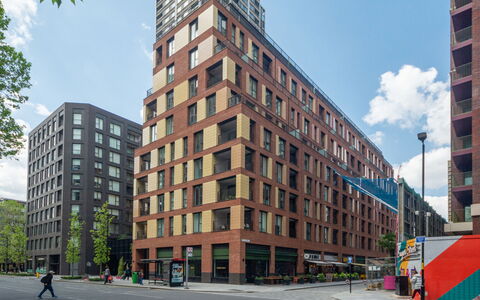 Elephant & Castle: Mueble, Diseño De Interiores, Piso, Suelo, Mesa, Madera, Techo, Silla, Habitación, Sofá