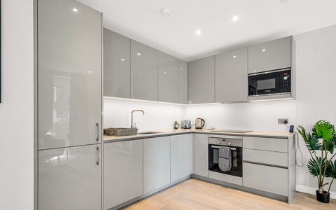 Elephant & Castle: Mueble, Diseño De Interiores, Piso, Suelo, Mesa, Madera, Techo, Silla, Habitación, Sofá