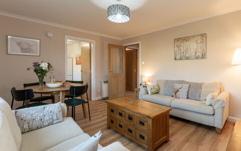 Corbett Apt: Mueble, Diseño De Interiores, Piso, Suelo, Mesa, Madera, Techo, Silla, Habitación, Sofá