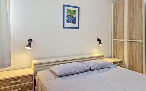 Robi 1: Mueble, Diseño De Interiores, Piso, Suelo, Mesa, Madera, Techo, Silla, Habitación, Sofá