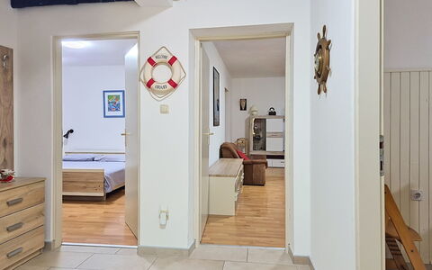 Robi 1: Mueble, Diseño De Interiores, Piso, Suelo, Mesa, Madera, Techo, Silla, Habitación, Sofá