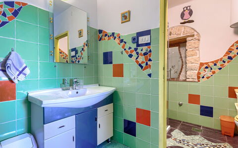 Nina: Azul, Piso, Diseño De Interiores, Suelo, Techo, Arreglo De Tubería, Loseta, Habitación, Baño, Plomería