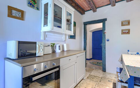 Nina: Mueble, Cocina, Mostrador, Gabinetes, Diseño De Interiores, Aparato De Cocina, Piso, Techo, Electrodoméstico, Suelo