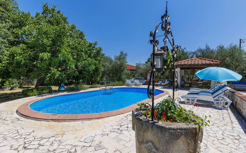 Nina: Azul, Mueble Para Exteriores, Sombra, Piscina, Losa, Hacienda, Recurso, Paisajismo, Silla, Eco Hotel