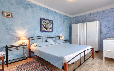 Helena: Mueble, Cama, Habitación, Diseño De Interiores, Piso, Suelo, Sábana, Lecho, Madera, Habitación