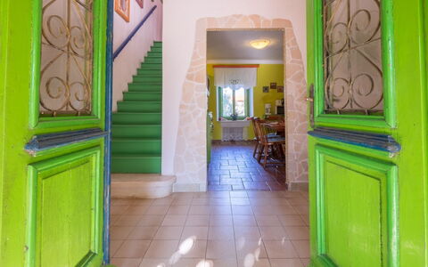Helena: Mueble, Diseño De Interiores, Piso, Suelo, Mesa, Madera, Techo, Silla, Habitación, Sofá