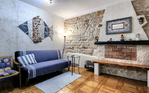 Helena: Mueble, Piso, Pared, Suelo, Diseño De Interiores, Madera, Encendiendo, Techo, Habitación, Sala