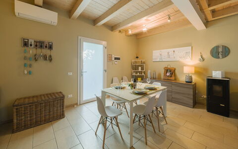 Casa delle Rondini: Mueble, Diseño De Interiores, Piso, Suelo, Mesa, Madera, Techo, Silla, Habitación, Sofá