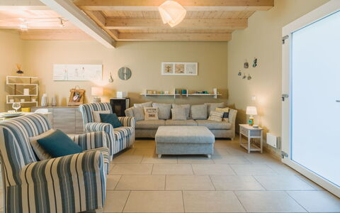 Casa delle Rondini: Mueble, Diseño De Interiores, Piso, Suelo, Mesa, Madera, Techo, Silla, Habitación, Sofá