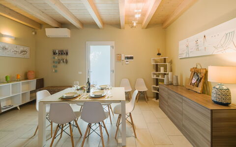 Casa delle Rondini: Mueble, Diseño De Interiores, Piso, Suelo, Mesa, Madera, Techo, Silla, Habitación, Sofá
