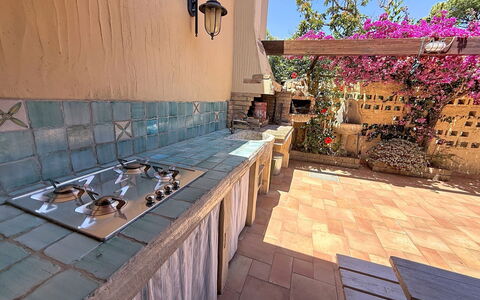 Villa Siria: Mueble, Diseño De Interiores, Piso, Suelo, Mesa, Madera, Techo, Silla, Habitación, Sofá