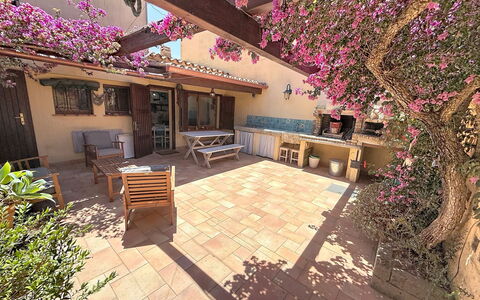 Villa Siria: Mueble, Diseño De Interiores, Piso, Suelo, Mesa, Madera, Techo, Silla, Habitación, Sofá