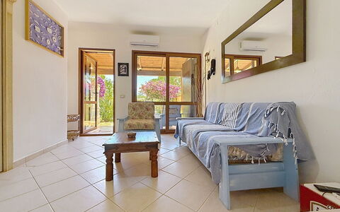 Villa Siria: Mueble, Diseño De Interiores, Piso, Suelo, Mesa, Madera, Techo, Silla, Habitación, Sofá