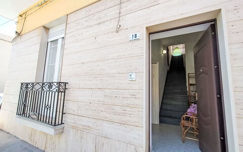 Dimora Avola Centro: Mueble, Diseño De Interiores, Piso, Suelo, Mesa, Madera, Techo, Silla, Habitación, Sofá