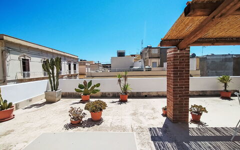 Dimora Avola Centro: Mueble, Diseño De Interiores, Piso, Suelo, Mesa, Madera, Techo, Silla, Habitación, Sofá