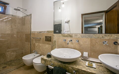 Borgo San Polino: Lavabo Del Baño, Piso, Arreglo De Tubería, Diseño De Interiores, Baño, Lavabo, Suelo, Grifo, Espejo, Plomería