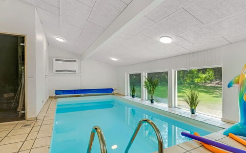 Anemette - 900M from the Sea: Piso, Techo, Suelo, Diseño De Interiores, Piscina, Lámpara, Diseño, Hotel, Recurso, Loseta