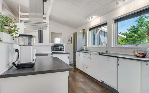 Anemette - 900M from the Sea: Cocina, Madera, Mostrador, Electrodoméstico, Techo, Diseño De Interiores, Aparato De Cocina, Piso, Electrodoméstico, Suelo