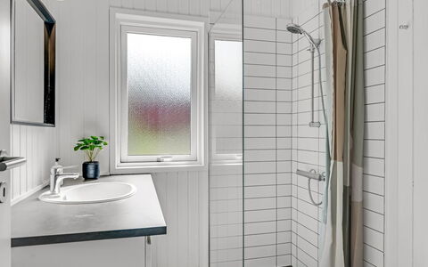 Anemette - 900M from the Sea: Arreglo De Tubería, Piso, Diseño De Interiores, Baño, Suelo, Plomería, Habitación, Loseta, Ducha, Lavabo