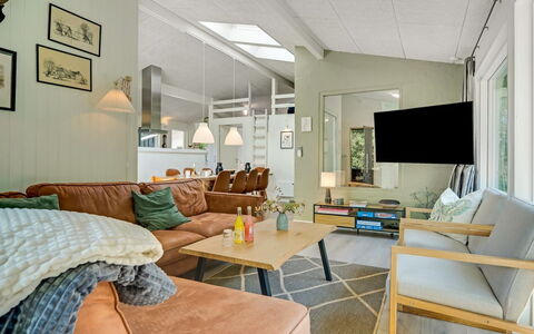 Anemette - 900M from the Sea: Mueble, Diseño De Interiores, Sofá, Piso, Sala, Madera, Techo, Suelo, Habitación