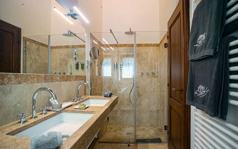 Casa Faraona: Lavabo Del Baño, Arreglo De Tubería, Baño, Lavabo, Piso, Madera, Diseño De Interiores, Suelo, Grifo, Plomería
