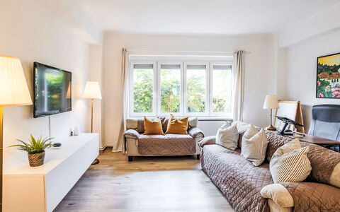 Prague Castle Oasis: Mueble, Diseño De Interiores, Sofá, Piso, Suelo, Sala, Madera, Habitación, Techo, Casa