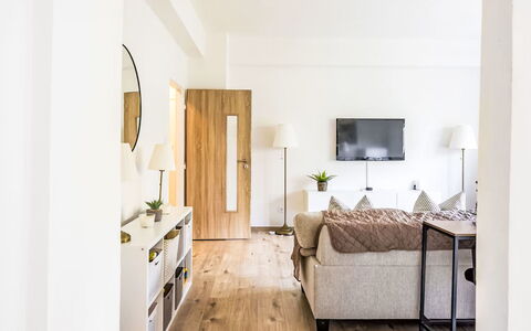Prague Castle Oasis: Mueble, Diseño De Interiores, Piso, Suelos De Madera, Suelo, Sofá, Pared, Madera, Habitación, Sala