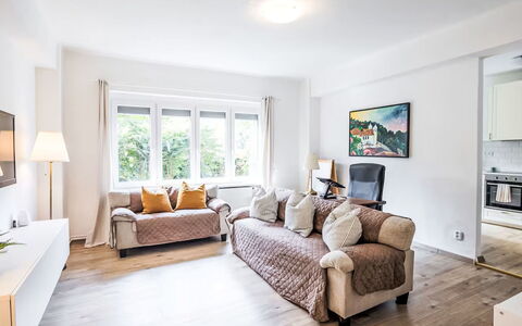 Prague Castle Oasis: Mueble, Diseño De Interiores, Sofá, Piso, Madera, Habitación, Suelo, Techo, Sala, Departamento