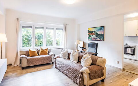 Prague Castle Oasis: Mueble, Diseño De Interiores, Sofá, Piso, Suelo, Madera, Habitación, Techo, Sala, Departamento