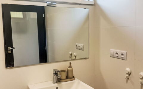 Horní Líšnice: Lavabo Del Baño, Pared, Arreglo De Tubería, Baño, Diseño De Interiores, Lavabo, Espejo, Plomería, Grifo, Piso
