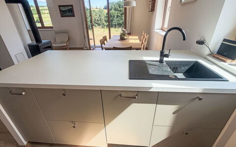 Horní Líšnice: Cocina, Piso, Mostrador, Suelo, Gabinetes, Fregadero, Lavabo, Arreglo De Tubería, Diseño De Interiores, Grifo