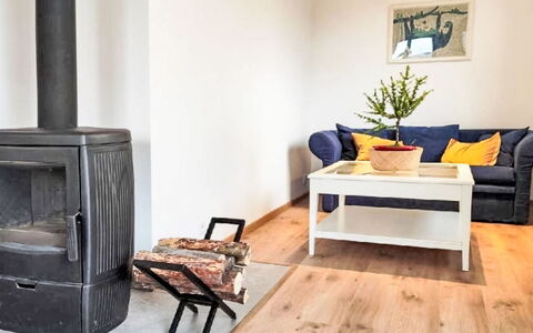 Horní Líšnice: Mueble, Piso, Suelo, Madera, Diseño De Interiores, Suelos De Madera, Sala, Habitación, Casa, Suelo Laminado