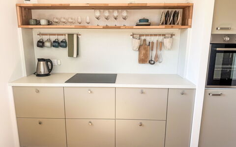 Horní Líšnice: Piso, Madera, Cocina, Diseño De Interiores, Gabinetes, Mueble, Suelo, Mostrador, Aparato De Cocina, Encendiendo