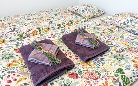Horní Líšnice: Linos, Sábana, Amarillo, Habitación, Textil, Mueble, Diseño De Interiores, Piso, Lecho, Cama