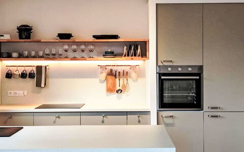 Horní Líšnice: Diseño De Interiores, Cocina, Mueble, Madera, Mostrador, Lámpara, Techo, Aparato De Cocina, Encendiendo, Piso