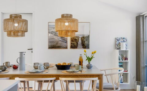 Karoliina - 500M from the Sea: Diseño De Interiores, Madera, Mueble, Candelabro, Piso, Comedor, Techo, Lámpara, Casa, Habitación